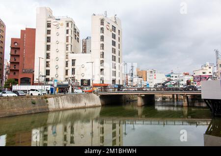 Fukuoka, Japan - 13. November 2022. Die Nakasushin-Brücke und die Ufer des Hakata-Flusses in Fukuoka an einem Sonntagmorgen. Stockfoto