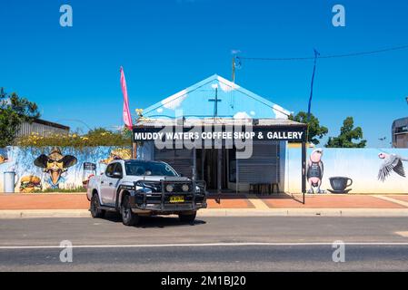 Das Muddy Waters Cafe & Gallery in der Bathurst Street in der australischen Outback-Stadt Brewarrina in New South Wales Stockfoto