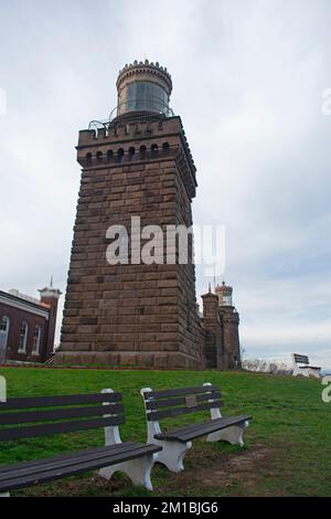 Nicht in Betrieb befindliche historische Leuchttürme in Highlands, New Jersey, mit Blick auf Sandy Hook Bay in vertikaler Perspektive -13 Stockfoto
