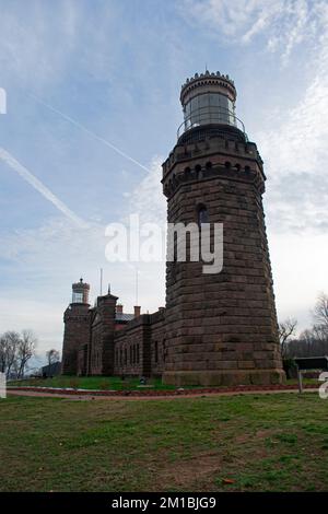 Nicht in Betrieb befindliche historische Leuchttürme in Highlands, New Jersey, mit Blick auf Sandy Hook Bay in vertikaler Perspektive -14 Stockfoto