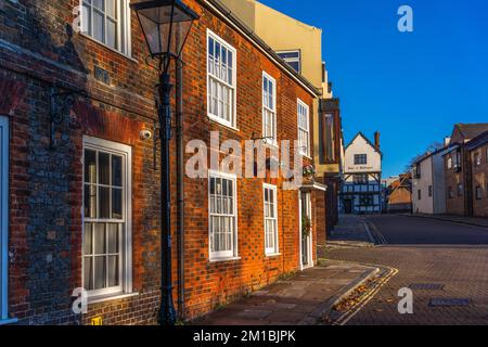 Hausfassade in Westgate Street inmitten der mittelalterlichen Stadtmauern von Southampton Old Town, Hampshire, England Stockfoto
