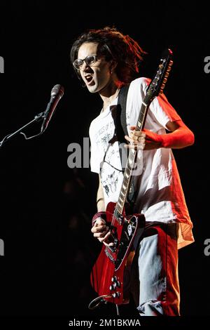 Mailand Italien. 11. Dezember 2022 Das italienische Rock Duo KLEINE STÜCKE MARMELADE treten live auf der Bühne in Alcatraz auf und eröffnen die Show von Manuel Agnelli. Stockfoto