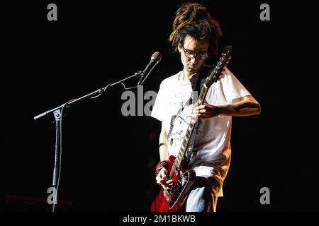 Mailand Italien. 11. Dezember 2022 Das italienische Rock Duo KLEINE STÜCKE MARMELADE treten live auf der Bühne in Alcatraz auf und eröffnen die Show von Manuel Agnelli. Stockfoto