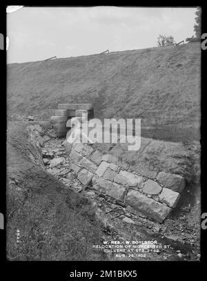 Wachusett Reservoir, Umsiedlung der Worcester Street, Kanal bei Station 3+42, West Boylston, Massachusetts, 26. August 1902, Wasserwerke, Reservoirs, Wasserverteilungsstrukturen, Baustellen, Durchbrüche Stockfoto