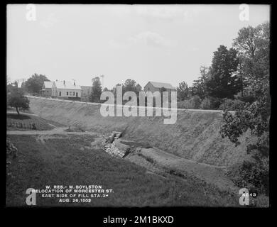 Wachusett Reservoir, Umsiedlung der Worcester Street, östliche Seite der Fill-Station 3+, West Boylston, Massachusetts, 26. August 1902 Wasserwerke, Reservoirs, Wasserverteilungsstrukturen, Baustellen, Durchbrüche Stockfoto