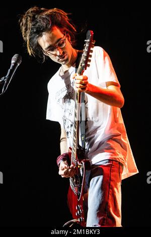 Mailand Italien. 11. Dezember 2022 Das italienische Rock Duo KLEINE STÜCKE MARMELADE treten live auf der Bühne in Alcatraz auf und eröffnen die Show von Manuel Agnelli. Stockfoto