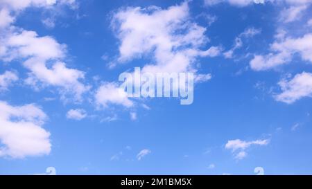 Tiefblauer Himmel mit Wolken - Hintergrund Stockfoto