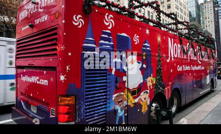 NEW YORK, NY, USA - 10. DEZEMBER 2022: Weihnachtlich dekorierter Nordpolexpress in der 42. Street wartet auf Urlaubsreisende Stockfoto