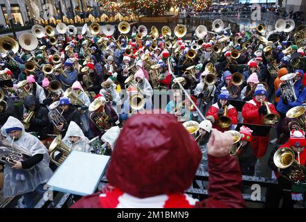 New York, Usa. 11.. Dezember 2022. Tuba-Spieler versammeln sich am Sonntag, den 11. Dezember 2022 in New York City, und spielen Weihnachtslieder unter dem Weihnachtsbaum des Rockefeller Centers auf dem 49.. Jährlichen Tuba Christmas im Rockefeller Center. Foto: John Angelillo/UPI Credit: UPI/Alamy Live News Stockfoto