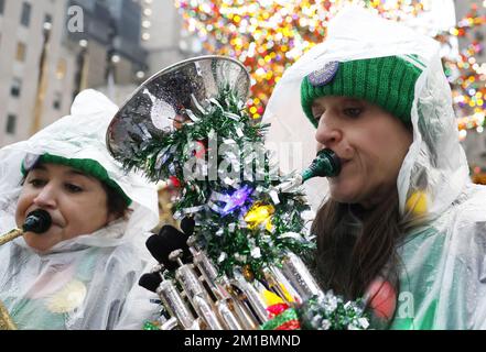 New York, Usa. 11.. Dezember 2022. Tuba-Spieler versammeln sich am Sonntag, den 11. Dezember 2022 in New York City, und spielen Weihnachtslieder unter dem Weihnachtsbaum des Rockefeller Centers auf dem 49.. Jährlichen Tuba Christmas im Rockefeller Center. Foto: John Angelillo/UPI Credit: UPI/Alamy Live News Stockfoto