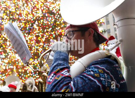 New York, Usa. 11.. Dezember 2022. Tuba-Spieler versammeln sich am Sonntag, den 11. Dezember 2022 in New York City, und spielen Weihnachtslieder unter dem Weihnachtsbaum des Rockefeller Centers auf dem 49.. Jährlichen Tuba Christmas im Rockefeller Center. Foto: John Angelillo/UPI Credit: UPI/Alamy Live News Stockfoto