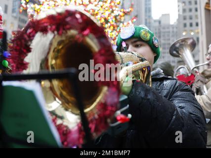 New York, Usa. 11.. Dezember 2022. Tuba-Spieler versammeln sich am Sonntag, den 11. Dezember 2022 in New York City, und spielen Weihnachtslieder unter dem Weihnachtsbaum des Rockefeller Centers auf dem 49.. Jährlichen Tuba Christmas im Rockefeller Center. Foto: John Angelillo/UPI Credit: UPI/Alamy Live News Stockfoto