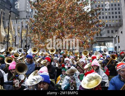 New York, Usa. 11.. Dezember 2022. Tuba-Spieler versammeln sich am Sonntag, den 11. Dezember 2022 in New York City, und spielen Weihnachtslieder unter dem Weihnachtsbaum des Rockefeller Centers auf dem 49.. Jährlichen Tuba Christmas im Rockefeller Center. Foto: John Angelillo/UPI Credit: UPI/Alamy Live News Stockfoto