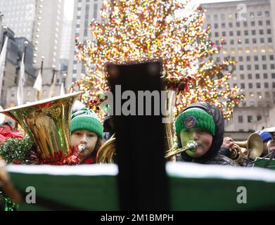 New York, Usa. 11.. Dezember 2022. Tuba-Spieler versammeln sich am Sonntag, den 11. Dezember 2022 in New York City, und spielen Weihnachtslieder unter dem Weihnachtsbaum des Rockefeller Centers auf dem 49.. Jährlichen Tuba Christmas im Rockefeller Center. Foto: John Angelillo/UPI Credit: UPI/Alamy Live News Stockfoto