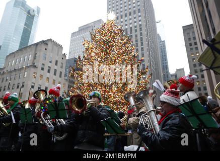 New York, Usa. 11.. Dezember 2022. Tuba-Spieler versammeln sich am Sonntag, den 11. Dezember 2022 in New York City, und spielen Weihnachtslieder unter dem Weihnachtsbaum des Rockefeller Centers auf dem 49.. Jährlichen Tuba Christmas im Rockefeller Center. Foto: John Angelillo/UPI Credit: UPI/Alamy Live News Stockfoto