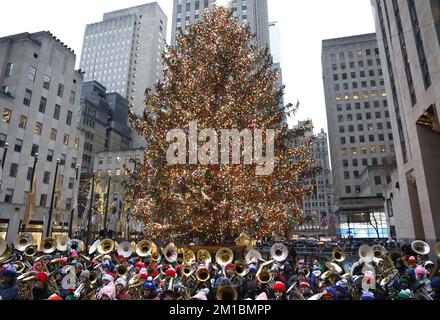 New York, Usa. 11.. Dezember 2022. Tuba-Spieler versammeln sich am Sonntag, den 11. Dezember 2022 in New York City, und spielen Weihnachtslieder unter dem Weihnachtsbaum des Rockefeller Centers auf dem 49.. Jährlichen Tuba Christmas im Rockefeller Center. Foto: John Angelillo/UPI Credit: UPI/Alamy Live News Stockfoto