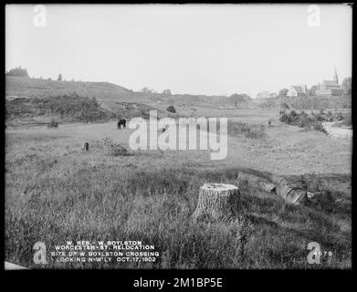 Wachusett Reservoir, Umzug Worcester Street, Ort der West Boylston Kreuzung, nach Nordwesten blickend, West Boylston, Massachusetts, 17. Okt. 1902 , Wasserwerke, Reservoirs, Wasserverteilungsstrukturen, Baustellen, alte Steinkirche Stockfoto