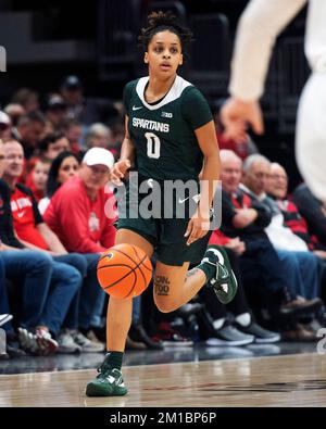 Columbus, Ohio, USA. 11.. Dezember 2022. Michigan State Spartans Guard DeeDee Hagemann (0) nimmt den Ball gegen die Ohio State Buckeyes in Columbus, Ohio. Kredit: csm/Alamy Live News Stockfoto