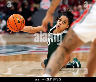 Columbus, Ohio, USA. 11.. Dezember 2022. Die Spartaner des Bundesstaats Michigan schützen DeeDee Hagemann (0) in ihrem Spiel in Columbus, Ohio, gegen die Ohio State Buckeyes. Kredit: csm/Alamy Live News Stockfoto