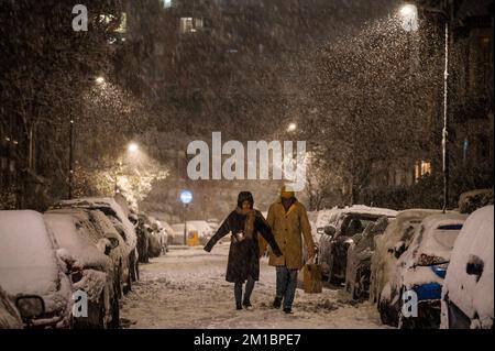 London, Großbritannien. 11.. Dezember 2022. Wenn die Temperaturen unter Null fallen, fällt Schnee in Hampstead, was die Navigation auf Straßen und Bürgersteigen erschwert. Kredit: Guy Bell/Alamy Live News Stockfoto