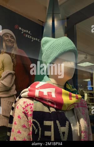 Männliche Schaufensterpuppe in Pullover, Schal und Hut. Männliche Schaufensterpuppe in einem Schaufenster. Stilvolle neue Kollektion für die Herbst-/Wintersaison – Dezember 8,2022 Stockfoto