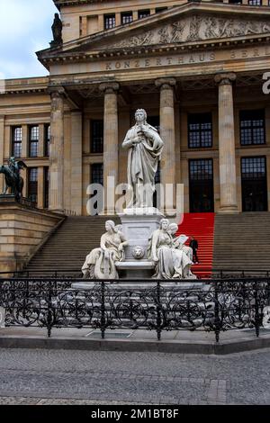 Berlin, Deutschland - 21. Juni 2015 Vertikale Ansicht des Schiller-Denkmals, das sich im Zentrum Berlins am Gendarmenmarkt vor der Treppe le befindet Stockfoto