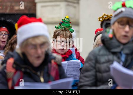 Lymm Village, Cheshire, Großbritannien. Dezember 10. 2022 - Lymm Village, Cheshire, England, Großbritannien. Das Dorf Lymm in Cheshire hat die Uhren mit dem Lymm Dickensian Christmas Festival auf die Herrschaft der HM Queen Victoria zurückgedreht. Das Lymm Dickensian Christmas Festival hatte eine Reihe von Verkaufsständen und Händlern, die eine Vielzahl von Kunst und Kunsthandwerk und Weihnachtsgeschenke, Straßenunterhaltung und eine große Auswahl an Speisen verkauften, die die Straßen des Dorfes mit Dickens Charakteren im Überfluss säumen. Morris Dancer fegt den Schnee weg, bevor er tanzt. Credit: John Hopkins/Alamy Live News Stockfoto