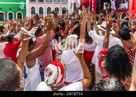 Die gläubigen Katholiken von Santa Barbara erheben ihre Waffen zum Himmel zu Ehren des Weihnachtsmanns. Pelourinho, Salvador, Bahia. Stockfoto