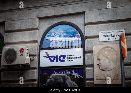 Foto des Logos von VIE oder des Internationalen Flughafens Wien in ihrem lokalen Büro in Budapest, ungarn. Der internationale Flughafen Wien ist das Internat Stockfoto