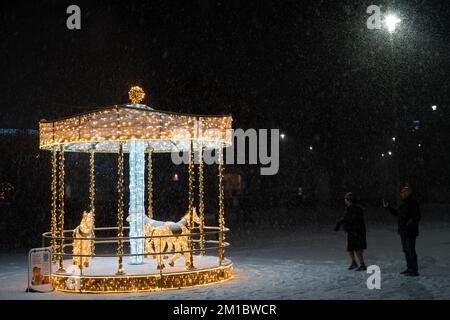 Hertford, Großbritannien. 11.. Dezember 2022 Heftiger Schneefall in Welwyn Garden City, Stadtzentrum von Großbritannien. Andrew Steven Graham/Alamy Live News Stockfoto