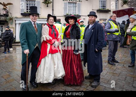 Lymm Village, Cheshire, Großbritannien. Dezember 10. 2022 - Lymm Village, Cheshire, England, Großbritannien. Das Dorf Lymm in Cheshire hat die Uhren mit dem Lymm Dickensian Christmas Festival auf die Herrschaft der HM Queen Victoria zurückgedreht. Das Lymm Dickensian Christmas Festival hatte eine Reihe von Verkaufsständen und Händlern, die eine Vielzahl von Kunst und Kunsthandwerk und Weihnachtsgeschenke, Straßenunterhaltung und eine große Auswahl an Speisen verkauften, die die Straßen des Dorfes mit Dickens Charakteren im Überfluss säumen. Kredit: John Hopkins/Alamy Live News Stockfoto