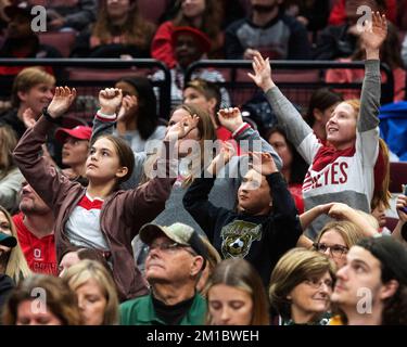 Columbus, Ohio, USA. 11.. Dezember 2022. Ohio State Buckeye-Fans während des Spiels gegen die Michigan State Spartans in Columbus, Ohio. Brent Clark/CSM/Alamy Live News Stockfoto