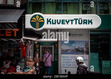 Bild eines Schildes mit dem Logo der Kuveyt Turk Bank, aufgenommen vor ihrer lokalen Bank in Istanbul, Türkei. Kuveyt Turk Bank ist eine Geschäftsbank in T Stockfoto