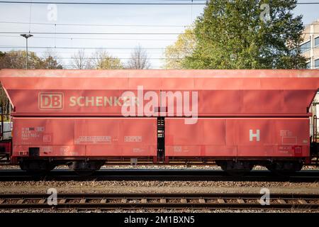 Bild eines Schildes mit dem Logo von DB Schenker, das auf einem Wagen in sittard, niederlande, aufgenommen wurde. DB Schenker ist ein Geschäftsbereich des deutschen Eisenbahnunternehmens Deutsche Ba Stockfoto