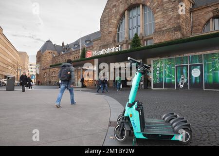 Bild eines Elektrorollers auf dem Bürgersteig einer Straße in Aachen, Deutschland, mit dem Logo „Tier Mobility“. Tier Mobility ist eine Self-Service-Lösung Stockfoto