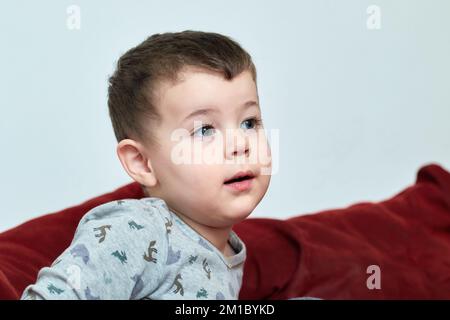 Porträt eines ausdrucksstarken Jungen zu Hause Stockfoto