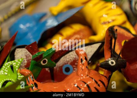 Alebrije, mexikanisches Kunsthandwerk in Oaxaca traditionelles bunter Spielzeug aus mexiko Stockfoto