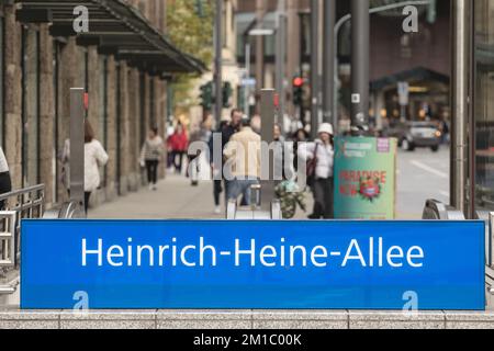 Bild der Straße Heinrich-Heine-Allee in Düsseldorf mit Schwerpunkt auf dem Straßenschild. Stockfoto