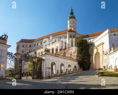 Schloss Mikulov, eine der wichtigsten Burgen in Südmähren, Blick von Mikulov Stadt, Tschechische Republik Stockfoto