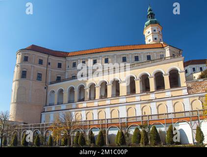 Schloss Mikulov, eine der wichtigsten Burgen in Südmähren, Blick von Mikulov Stadt, Tschechische Republik Stockfoto