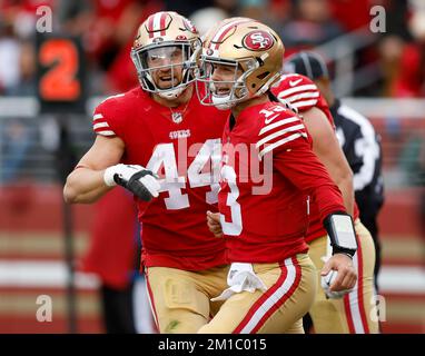 Santa Clara, Usa. 11.. Dezember 2022. Brock Purdy (13) feiert seinen Touchdown mit San Francisco 49ers' Kyle Juszczyk (49ers 44) gegen die Tampa Bay Buccaneers im zweiten Quartal im Levi's Stadium in Santa Clara, Kalifornien, am Sonntag, den 11. Dezember 2022. (Foto: Nhat V. Meyer/Bay Area News Group/TNS/Sipa USA) Guthaben: SIPA USA/Alamy Live News Stockfoto