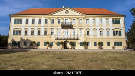 Barockschloss in Valtice, Hinterseite oder Eingang zum Park, Lednice und Valtice, Südmähren, Tschechische Republik Stockfoto