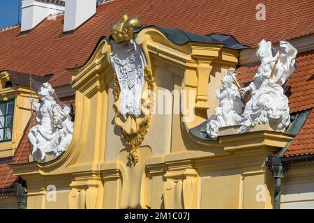 Barockschloss in Valtice, wunderschöne Statuen an der Fassade, Lednice und Valtice, Südmähren, Tschechische Republik Stockfoto