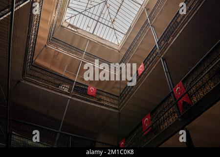 Bild von türkischen Flaggen in einem Gebäude in Istanbul, Türkei. Die Nationalflagge der Türkei, offiziell die türkische Flagge, ist eine rote Flagge mit einem Weißwein Stockfoto