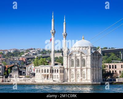 Bild der ortakoy-Moschee vom bosporus in Istanbul, Türkei. Die Ortaköy Moschee oder Büyük Mecidiye Camii in Beşiktaş, Istanbul, Türkei, ist ein Mosqu Stockfoto