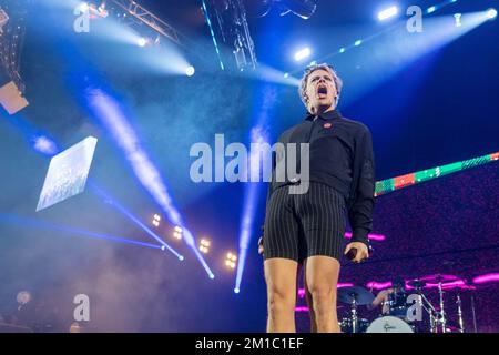 Inglewood, USA. 10.. Dezember 2022. Yungblud (Dominic Harrison) anlässlich der fast akustischen KROQ-Weihnachten im Kia Forum am 10. Dezember 2022 in Inglewood, Kalifornien (Foto: Daniel DeSlover/Sipa USA) Guthaben: SIPA USA/Alamy Live News Stockfoto