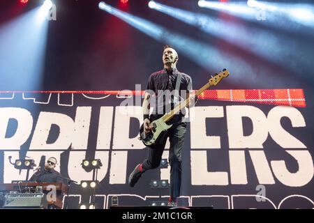 Inglewood, USA. 10.. Dezember 2022. Justin Bivona of the Interrupters anlässlich des KROQ Fast Acoustic Christmas im Kia Forum am 10. Dezember 2022 in Inglewood, Kalifornien (Foto: Daniel DeSlover/Sipa USA). Kredit: SIPA USA/Alamy Live News Stockfoto