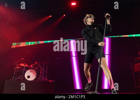 Inglewood, USA. 10.. Dezember 2022. Yungblud (Dominic Harrison) anlässlich der fast akustischen KROQ-Weihnachten im Kia Forum am 10. Dezember 2022 in Inglewood, Kalifornien (Foto: Daniel DeSlover/Sipa USA) Guthaben: SIPA USA/Alamy Live News Stockfoto