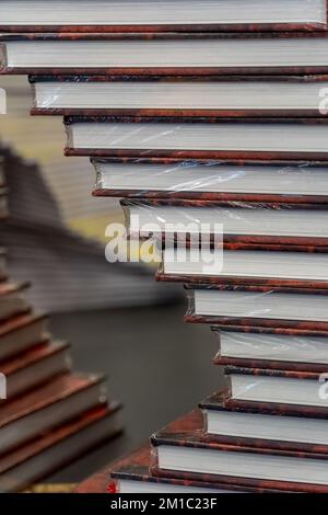 Bücher auf einem Tisch gestapelt, spezielle Arrangements, Buchmesse in mexiko Stockfoto