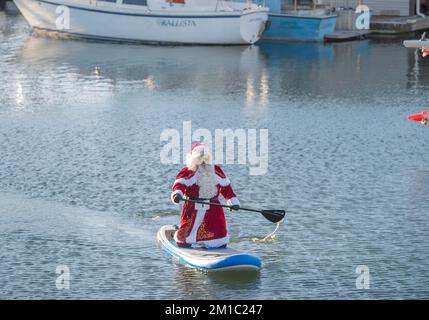 Santa Barbara, Kalifornien, USA. 12.. November 2022. Der Weihnachtsmann und seine Helfer paddeln am Nachmittag und Abend durch den Hafen von Santa Barbara, einschließlich der jährlichen Lichterparade 36.. (Kreditbild: © PJ Heller/ZUMA Press Wire) Stockfoto